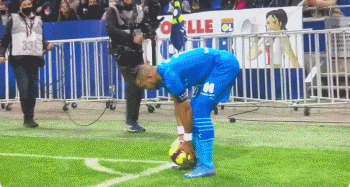 体坛联播｜斯洛特首度公开回应萨拉赫，曼联4比1大胜狼队