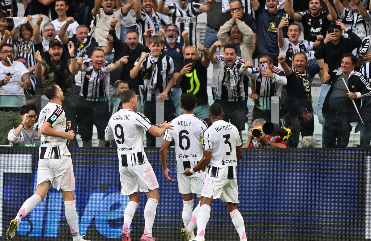 汪涵陪儿子马术比赛展现轻松生活面，体现家庭关怀与育儿智慧，引发网友热议。