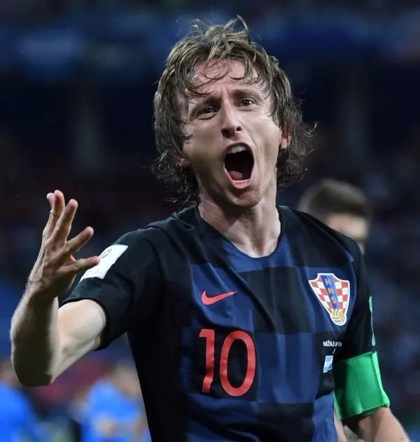 马刺客场115-102击败开拓者，福克斯37分带队取胜，展现全面实力。